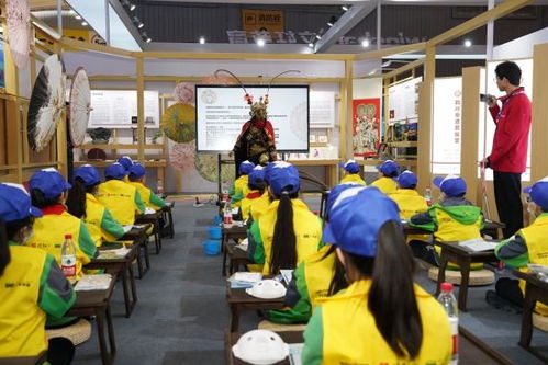 現(xiàn)場學(xué)川劇變臉 這個寶藏體驗(yàn)區(qū)人氣旺丨2023天府書展